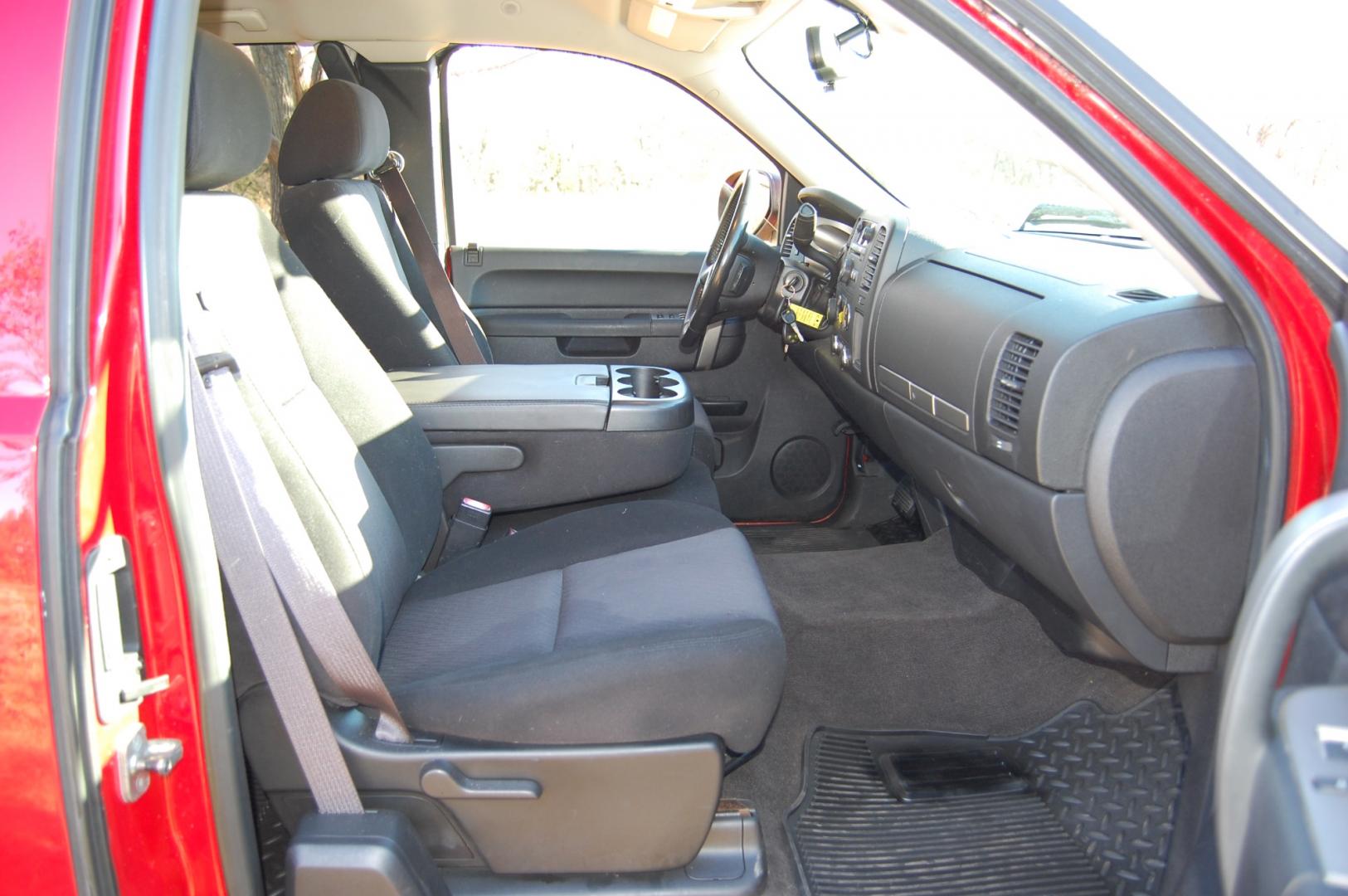 2010 RED /Black Cloth Chevrolet Silverado 1500 LT1 (1GCSKSE3XAZ) with an 5.3L V8 OHV 16V FFV engine, Automatic transmission transmission, located at 6528 Lower York Road, New Hope, PA, 18938, (215) 862-9555, 40.358707, -74.977882 - Here for sale is a very nice 2010 Chevrolet Silverado 1500 extended cab with a Z71 package. Under the hood is a strong running 5.3 liter V8 which puts power to 2 or 4 wheels via a smooth shifting automatic transmission. Features include; Black cloth interior, keyless entry, 2 remotes, 3 keys, cru - Photo#20